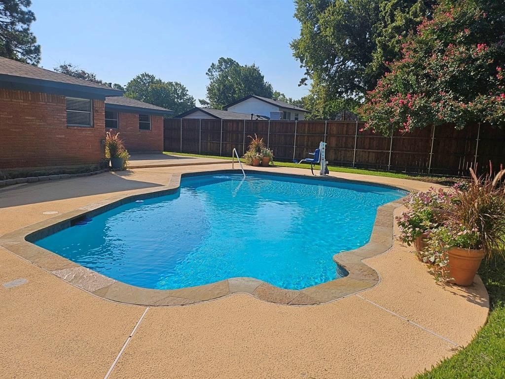 933 Wade Drive, Bedford, TX 76022 Main Photo