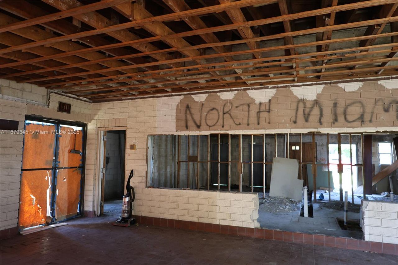 14100 W Dixie Hwy, North Miami, FL 33161 Photo