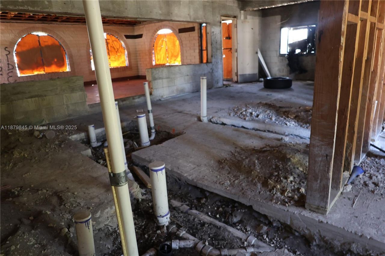 14100 W Dixie Hwy, North Miami, FL 33161 Photo