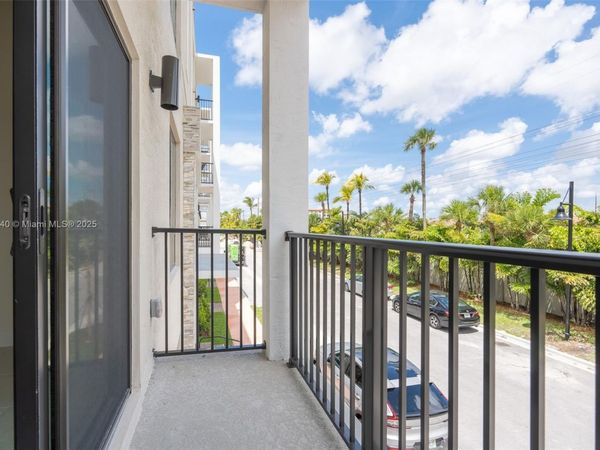 8001 NW 41st St, Unit F-208, Doral, FL 33166