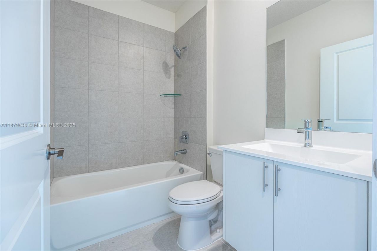 8001 NW 41st St, Unit F-208, Doral, FL 33166 Photo