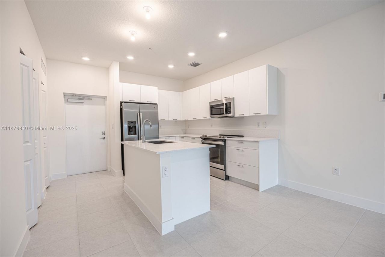 8001 NW 41st St, Unit F-208, Doral, FL 33166 Photo