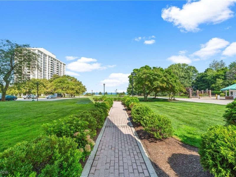 1 Bratenahl Place, Unit 711, Bratenahl, OH 44108 Photo 3