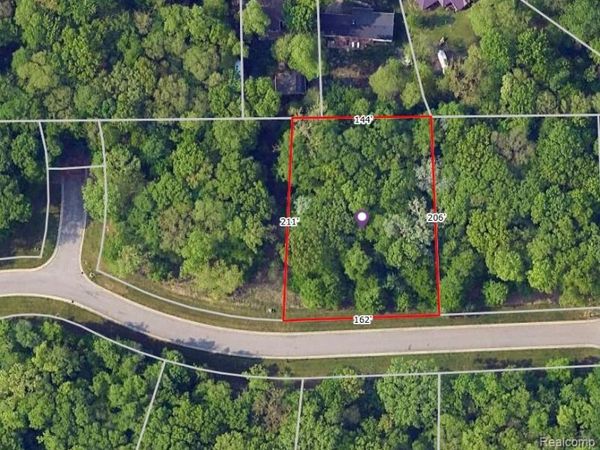 676 Kings Fairway Lane, Grand Blanc, MI 48439