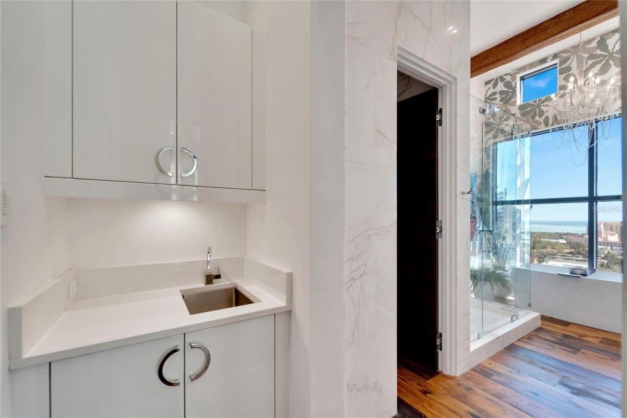 226 5th Avenue N, Unit 1406, Saint Petersburg, FL 33701 Photo