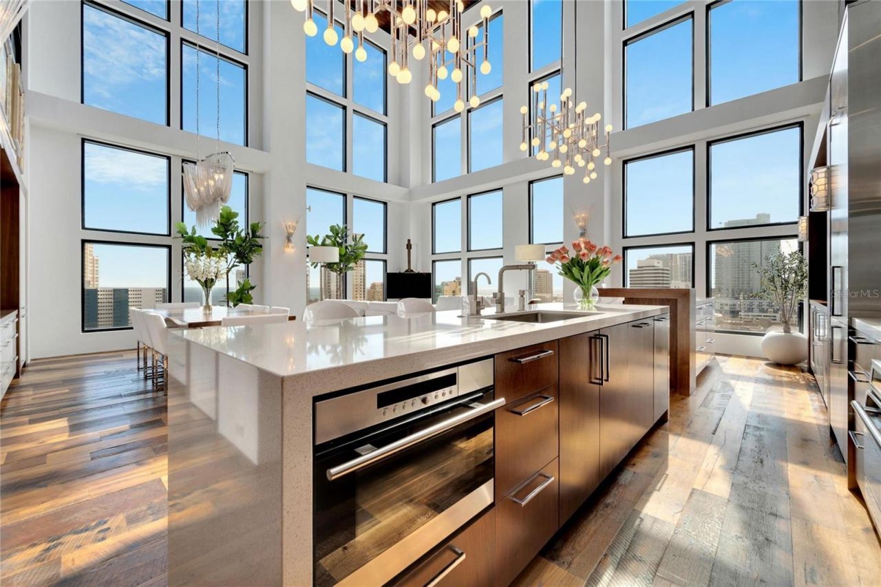 226 5th Avenue N, Unit 1406, Saint Petersburg, FL 33701 Photo