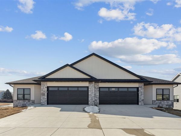 4 Lazy Brook Dr, West Branch, IA 52358
