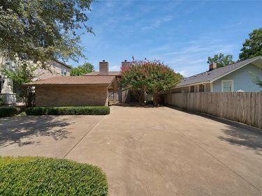 2415 Sanguinet Street, Fort Worth, TX 76107