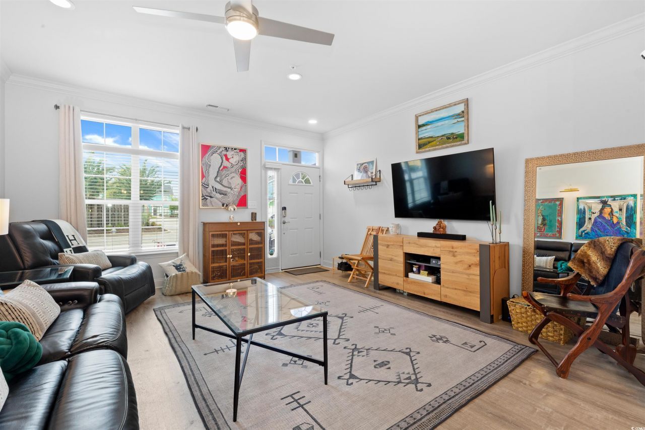 763 Moen Pl. Photo 3