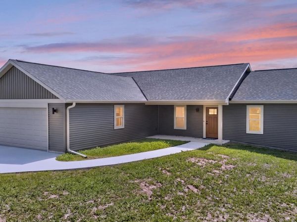 627 Bobolink Ln, Cascade, WI 53011
