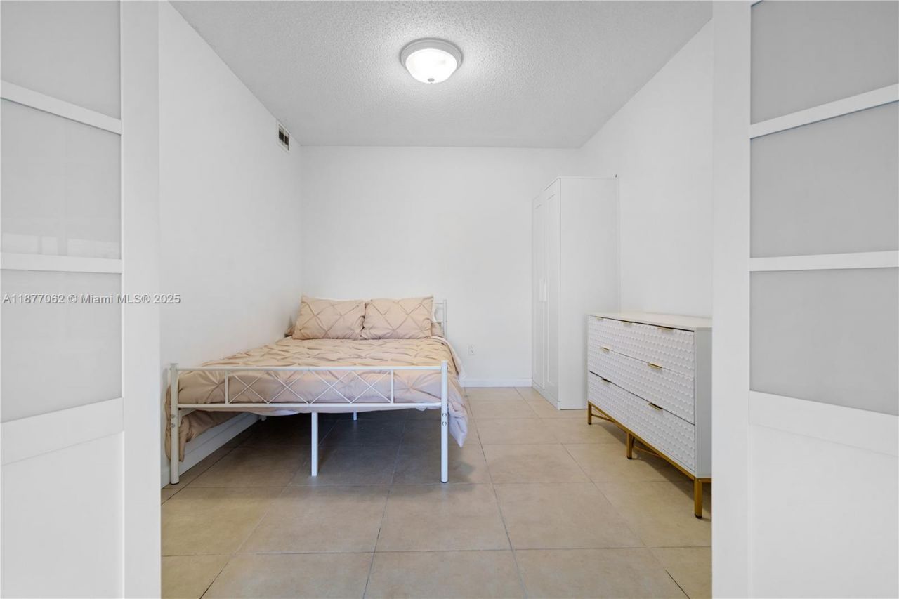 873 NE 195th St, Unit 107, Miami, FL 33179 Photo