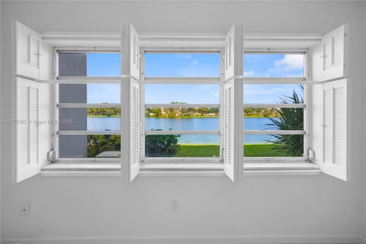 873 NE 195th St, Unit 107, Miami, FL 33179 Photo