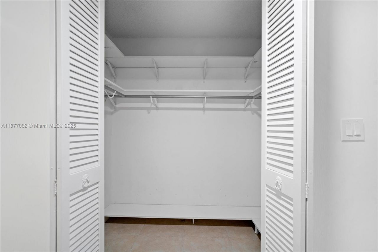 873 NE 195th St, Unit 107, Miami, FL 33179 Photo