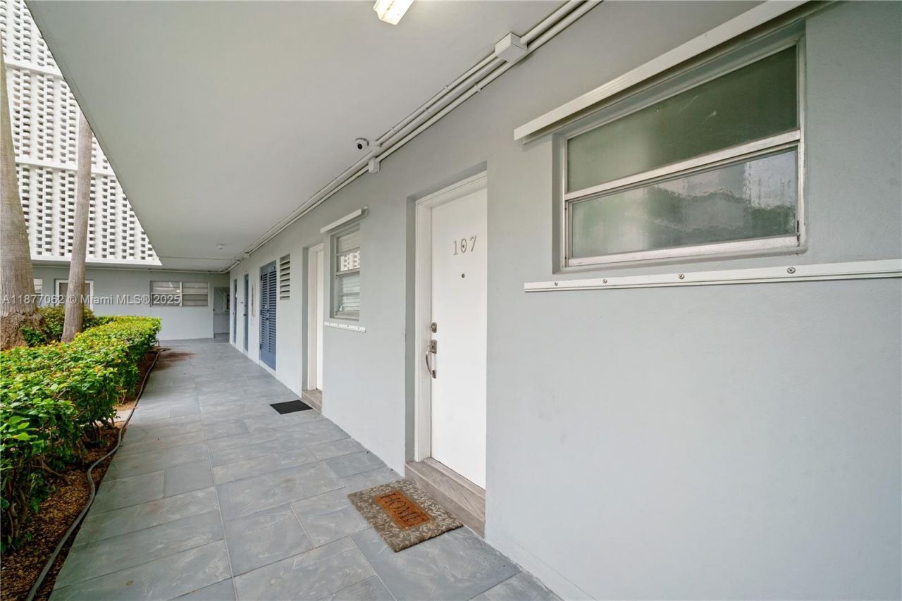 873 NE 195th St, Unit 107, Miami, FL 33179 Photo