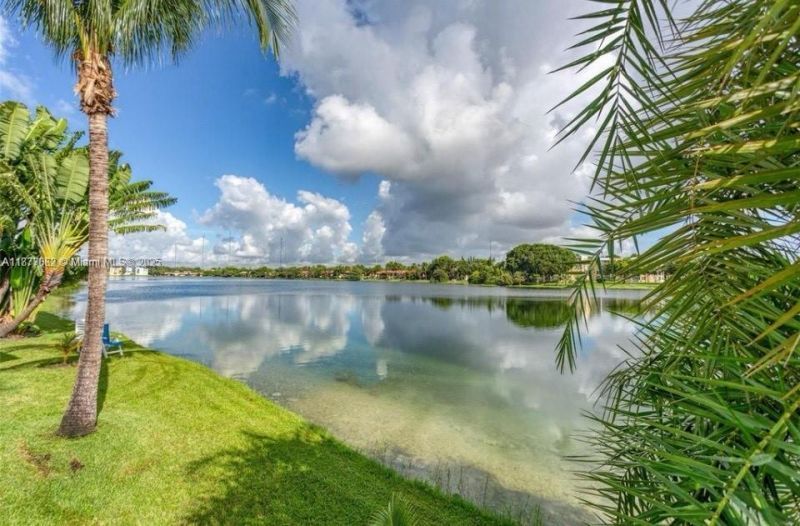 873 NE 195th St, Unit 107, Miami, FL 33179 Photo