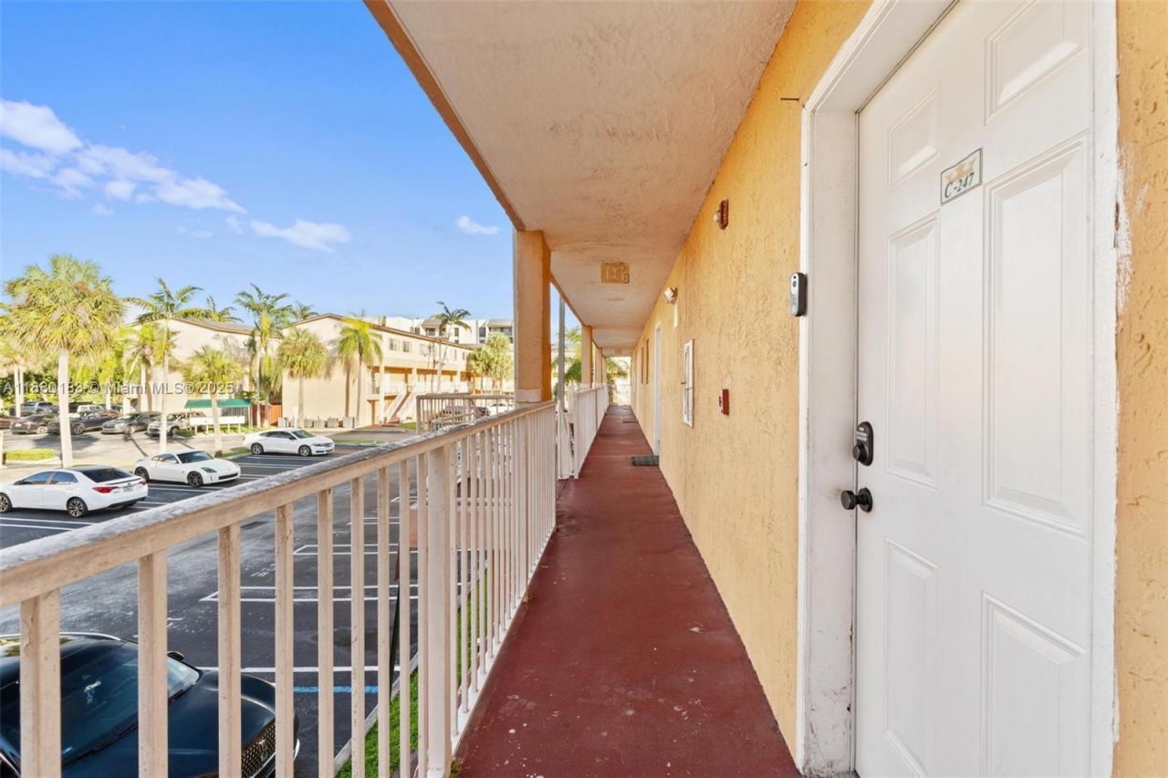 6235 Kendale Lakes Cir, Unit 247, Miami, FL 33183 Photo