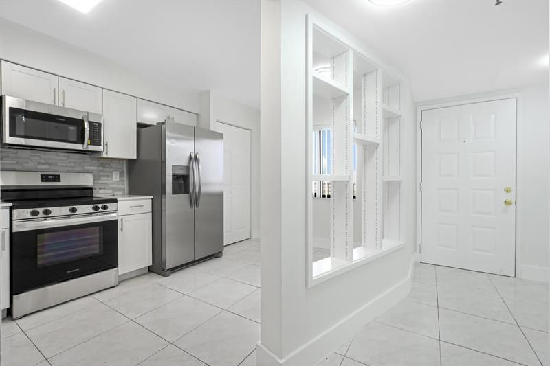 2200 S Cypress Bend Drive, Unit 805, Pompano Beach, FL 33069 Photo