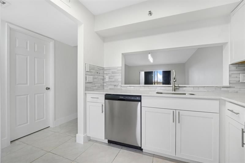 2200 S Cypress Bend Drive, Unit 805, Pompano Beach, FL 33069 Photo