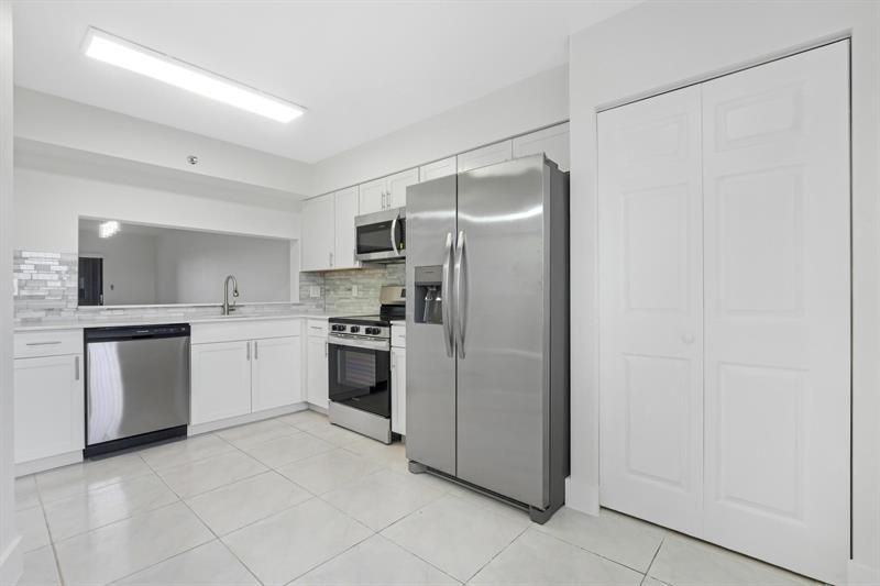 2200 S Cypress Bend Drive, Unit 805, Pompano Beach, FL 33069 Photo