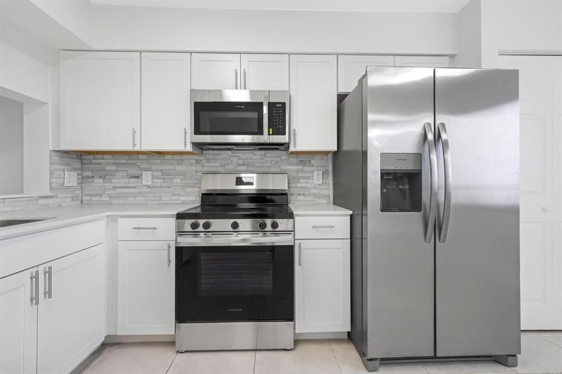 2200 S Cypress Bend Drive, Unit 805, Pompano Beach, FL 33069 Photo