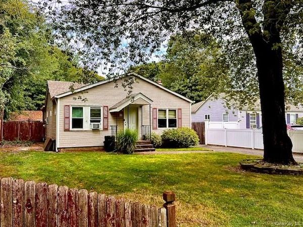 31 Champlain Street, Ronkonkoma, NY 11779