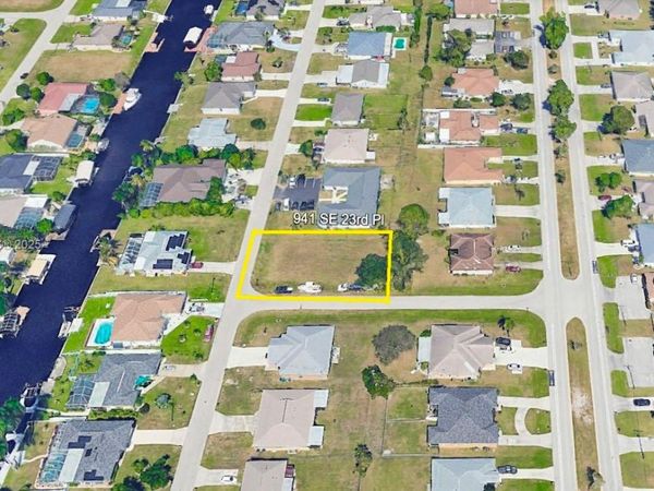 941 SE 23 Place, Cape Coral, FL 33990