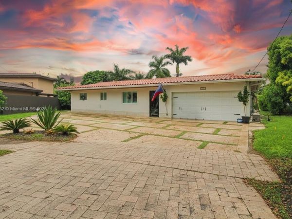 15000 Egan Ln, Miami Lakes, FL 33014