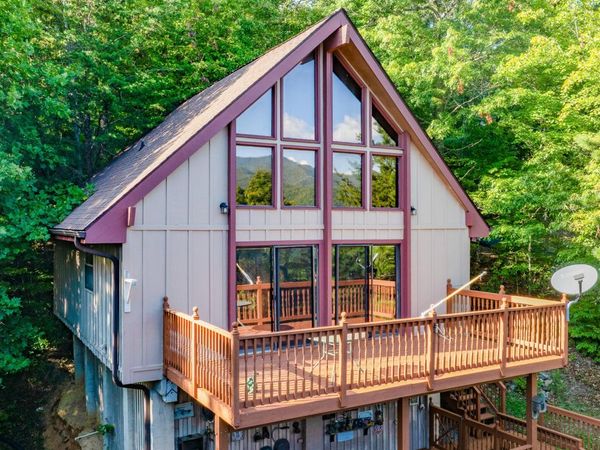 179 Woodhaven Drive, Hampton, TN 37658