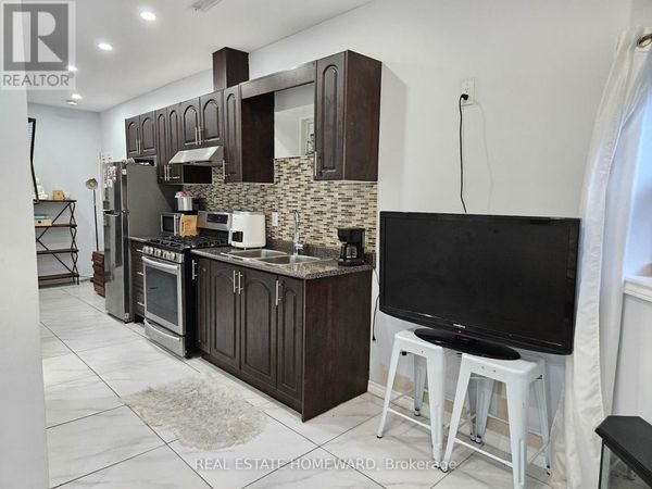 141 Coxwell Avenue, Unit Lower, Toronto (The Beaches), ON M4L3B4