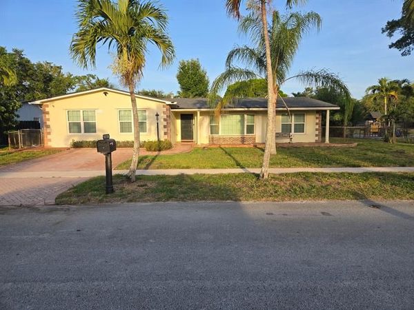 1821 NW 113th Avenue, Pembroke Pines, FL 33026