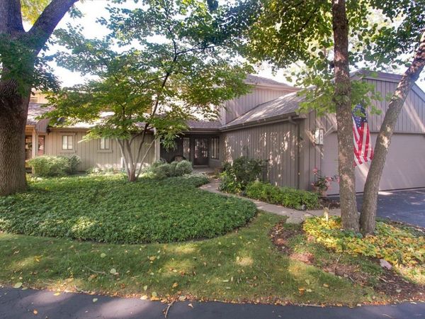 660 Old Barn Road, Unit F-24, Lake Barrington, IL 60010