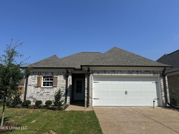266 Country Garden Drive, Southaven, MS 38671