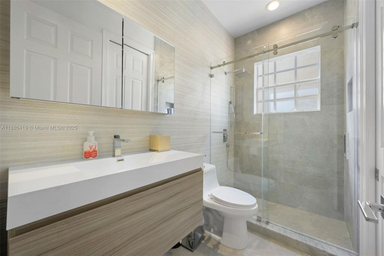 19460 39th Ct, Unit 19460, Sunny Isles Beach, FL 33160 Photo