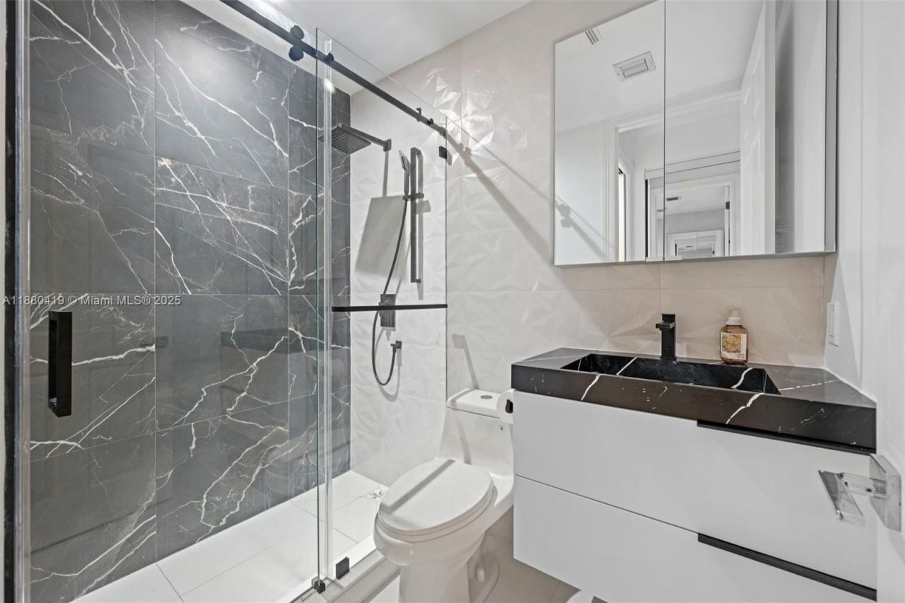 19460 39th Ct, Unit 19460, Sunny Isles Beach, FL 33160 Photo