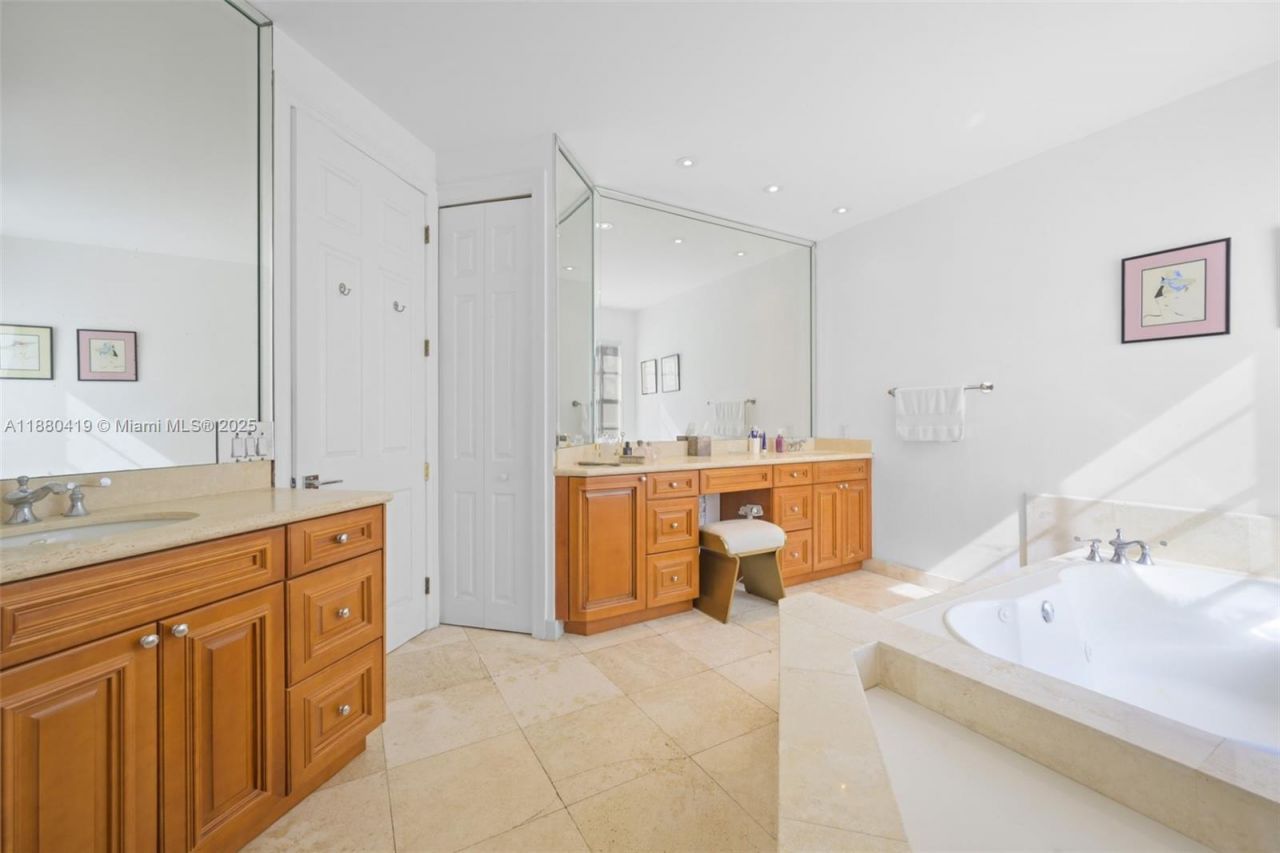 19460 39th Ct, Unit 19460, Sunny Isles Beach, FL 33160 Photo