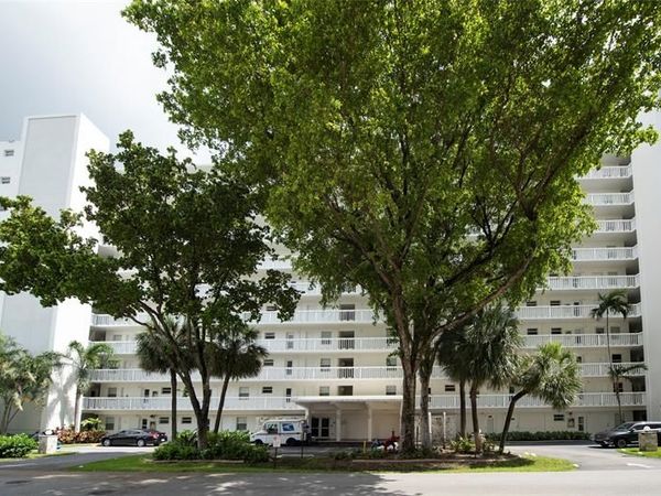 2555 NE 11th St, Unit 302, Fort Lauderdale, FL 33304