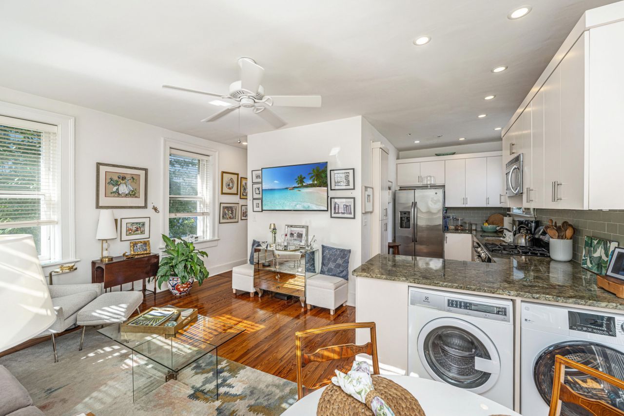 90 Bull Street Photo 19