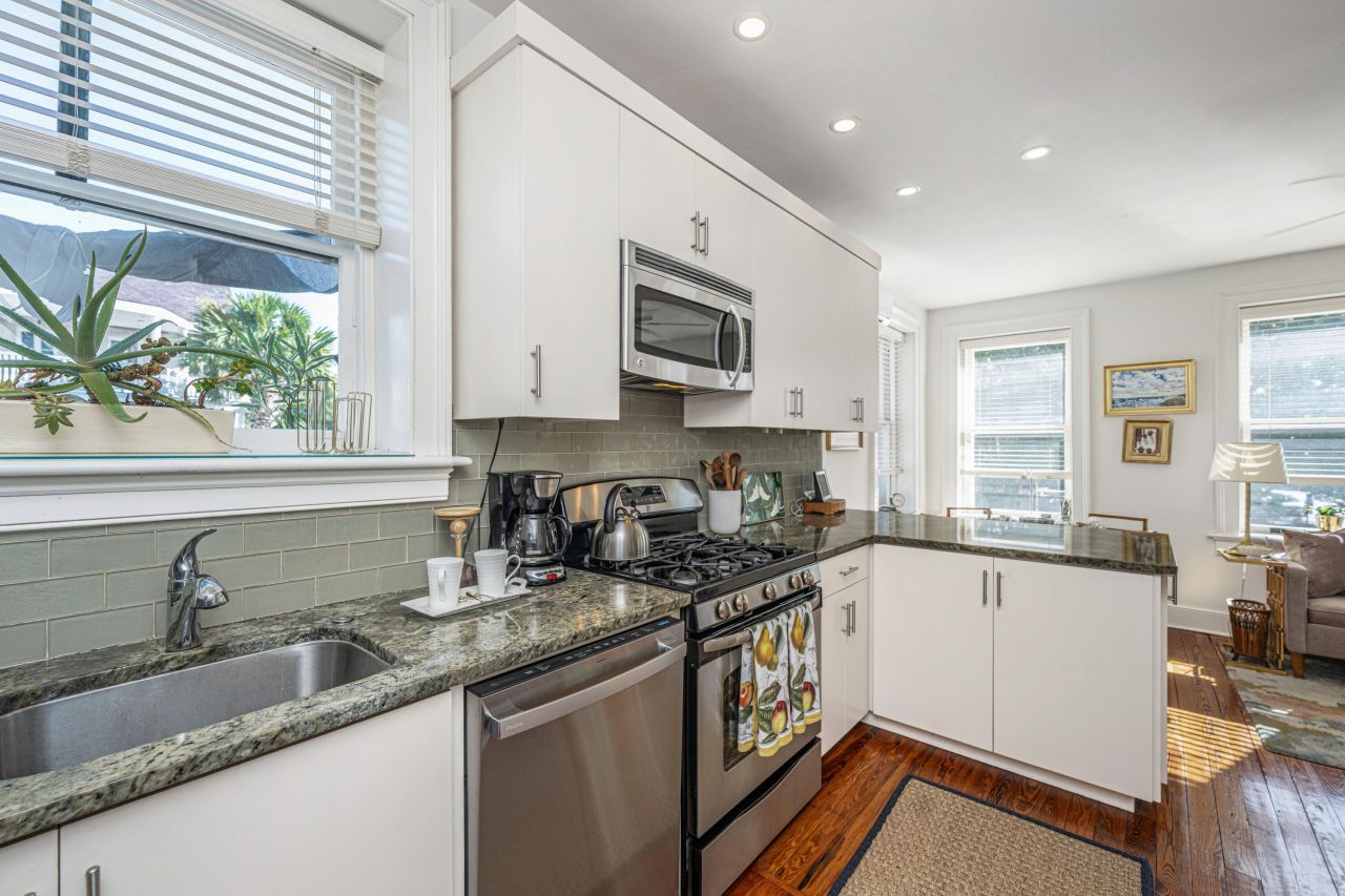 90 Bull Street Photo 24