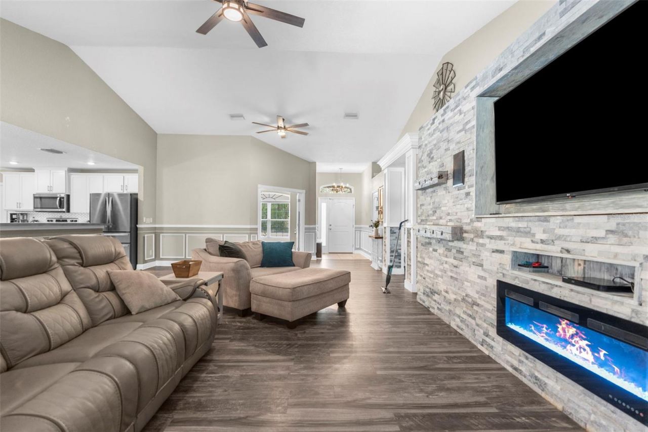 18209 Merwyn Cir, Weeki Wachee, FL 34614 Photo