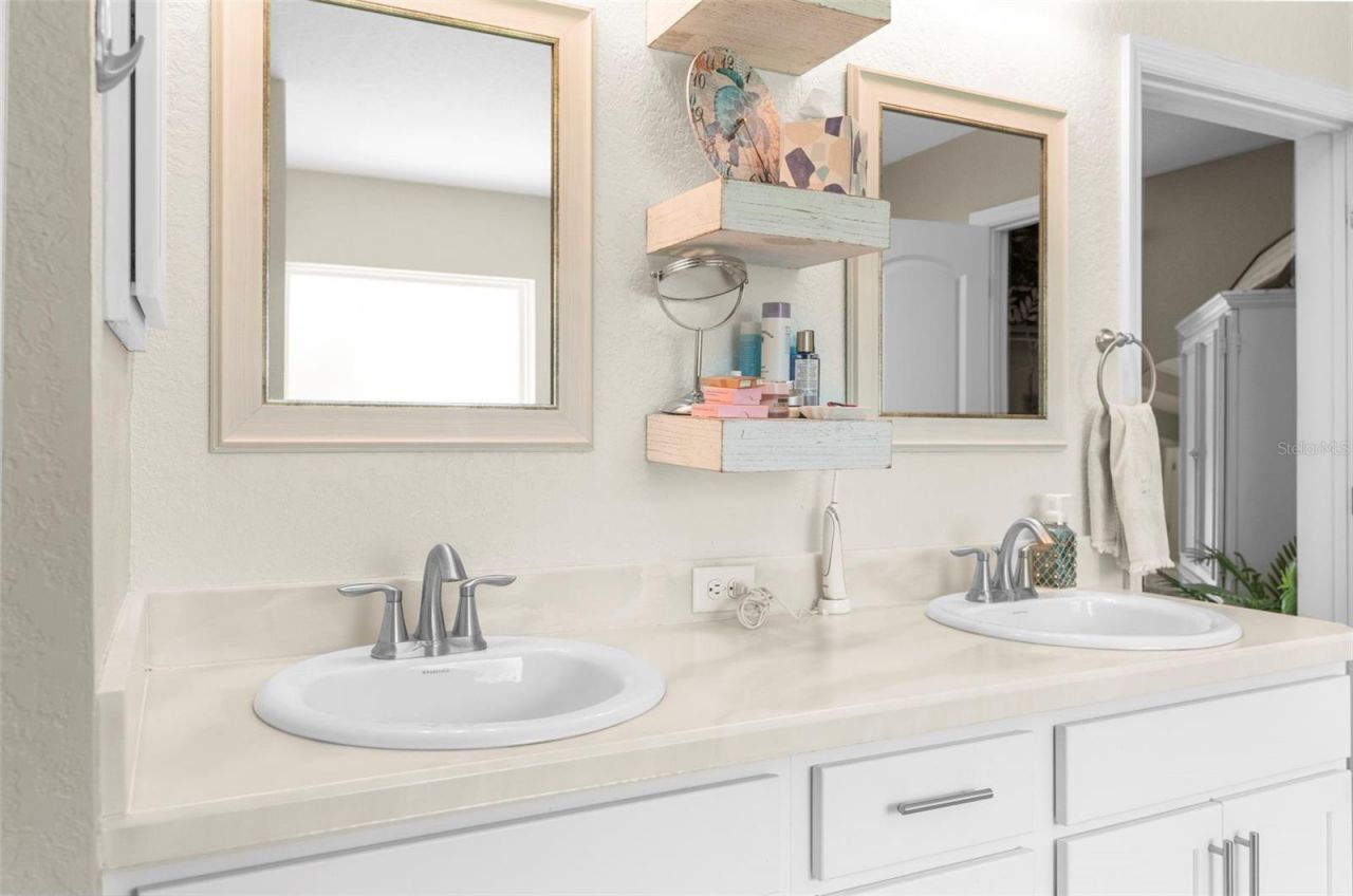 18209 Merwyn Cir, Weeki Wachee, FL 34614 Photo