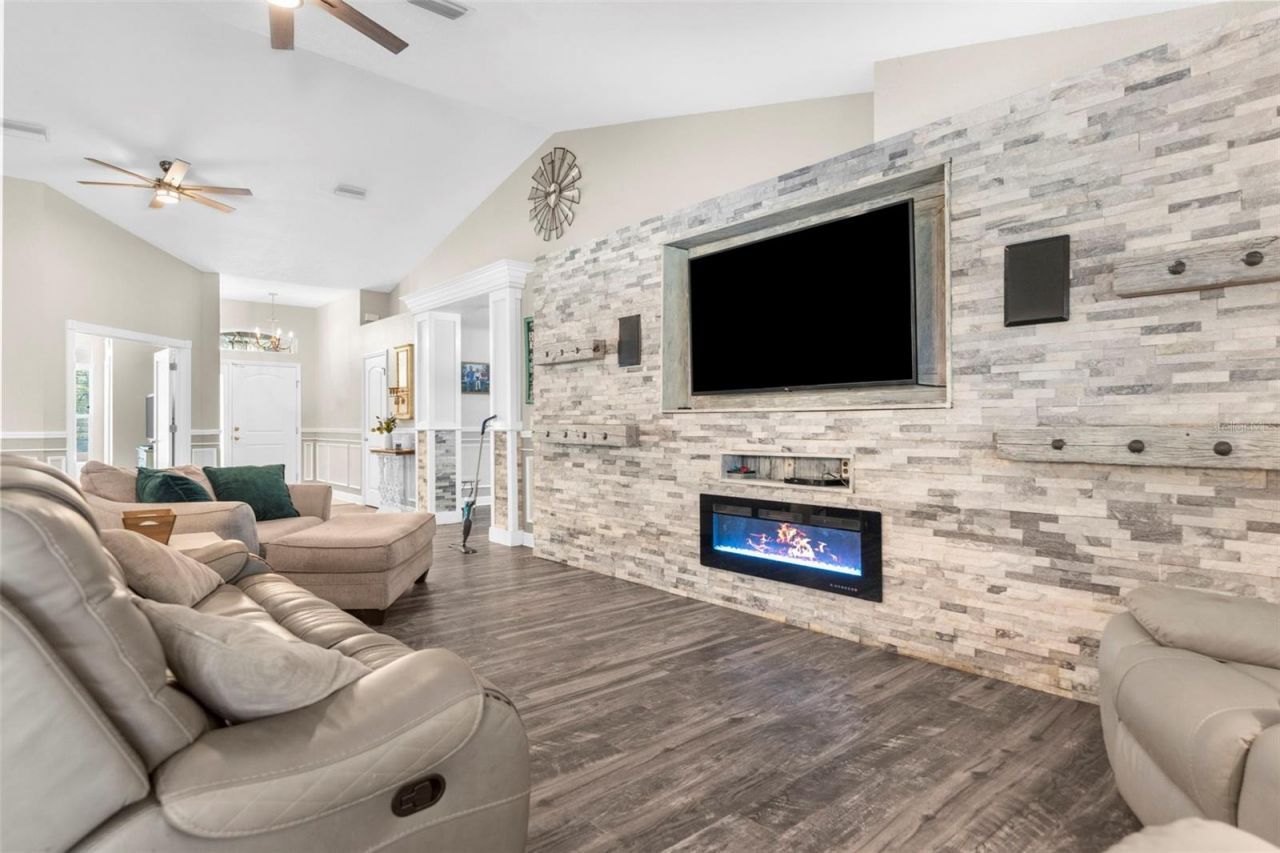 18209 Merwyn Cir, Weeki Wachee, FL 34614 Photo