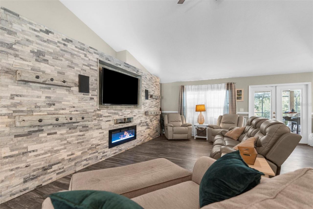 18209 Merwyn Cir, Weeki Wachee, FL 34614 Photo