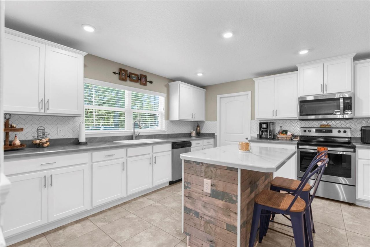 18209 Merwyn Cir, Weeki Wachee, FL 34614 Photo