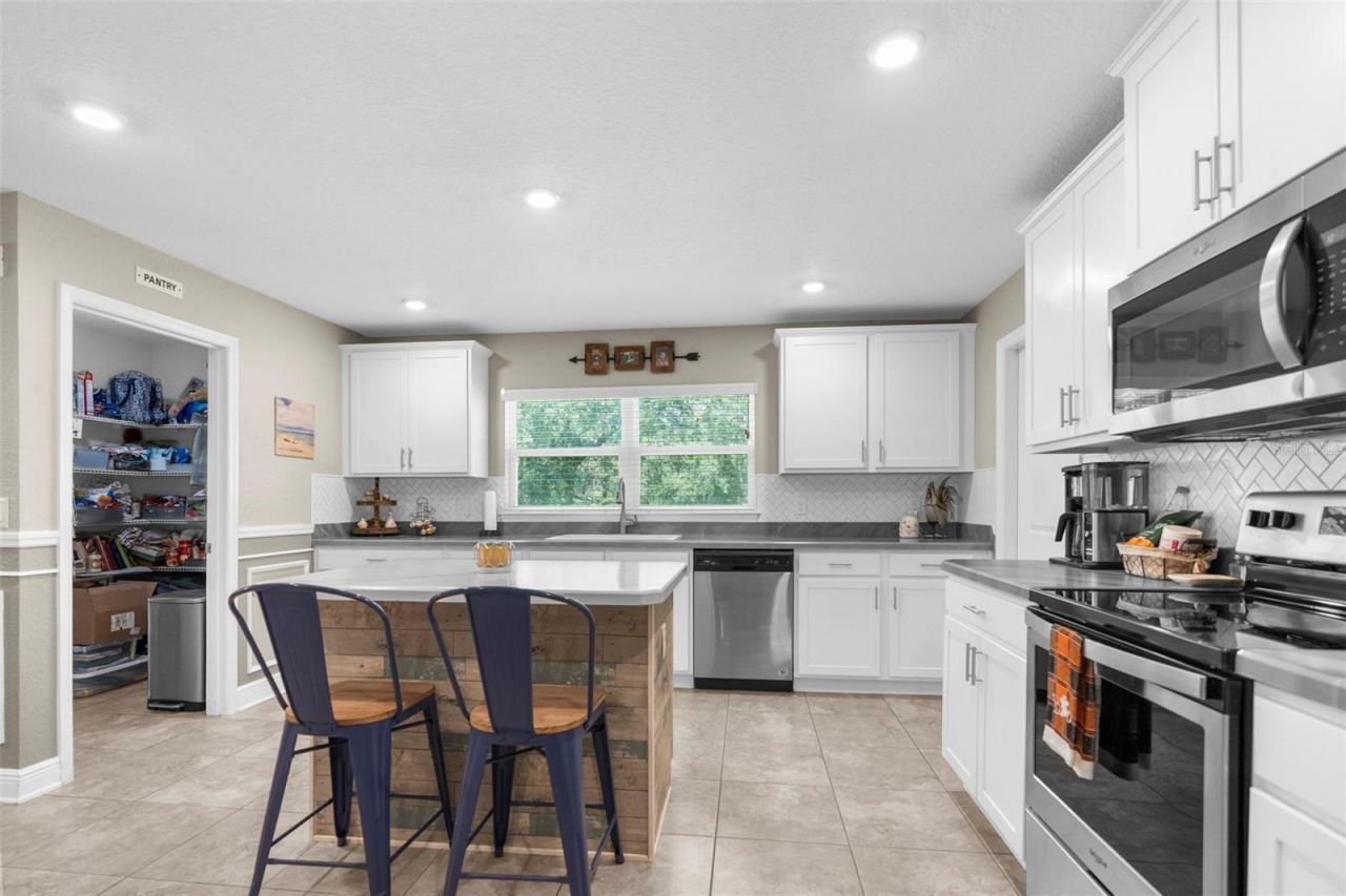 18209 Merwyn Cir, Weeki Wachee, FL 34614 Photo