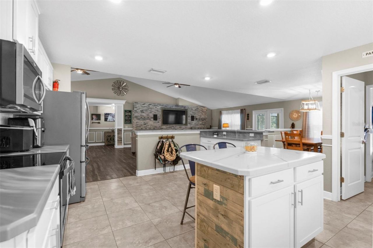 18209 Merwyn Cir, Weeki Wachee, FL 34614 Photo