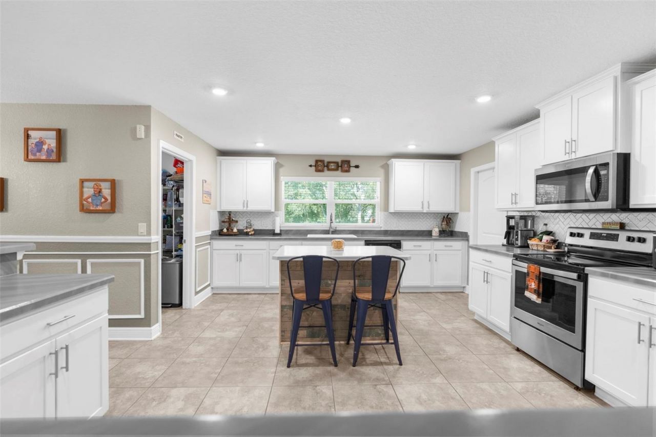 18209 Merwyn Cir, Weeki Wachee, FL 34614 Photo