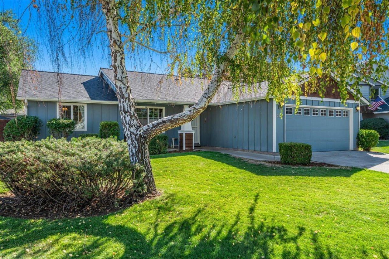 2228 SW Stonehedge Court, Redmond, OR 97756 Main Photo