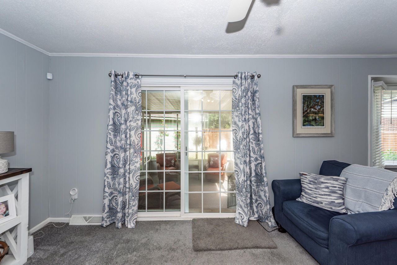 7758 Barclay Avenue Photo 10