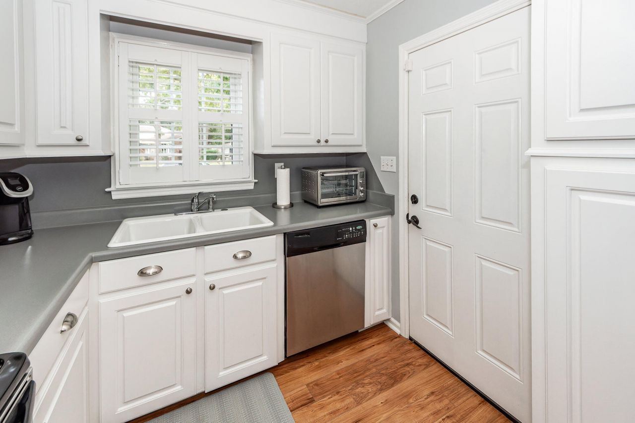 7758 Barclay Avenue Photo 16