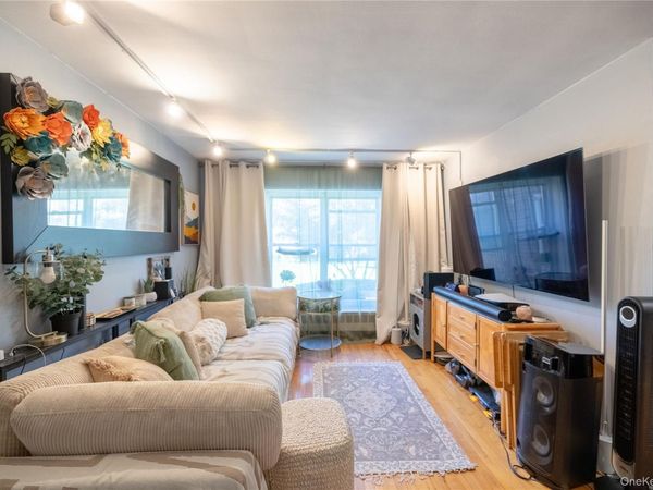 221 Middleneck Road, Unit M-2, Great Neck, NY 11021